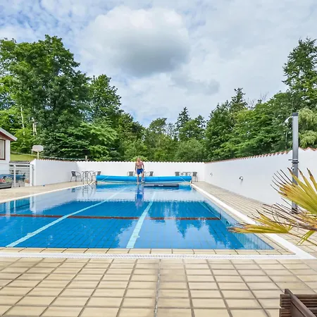 Cozy In With Outdoor Swimming Pool Apartment
